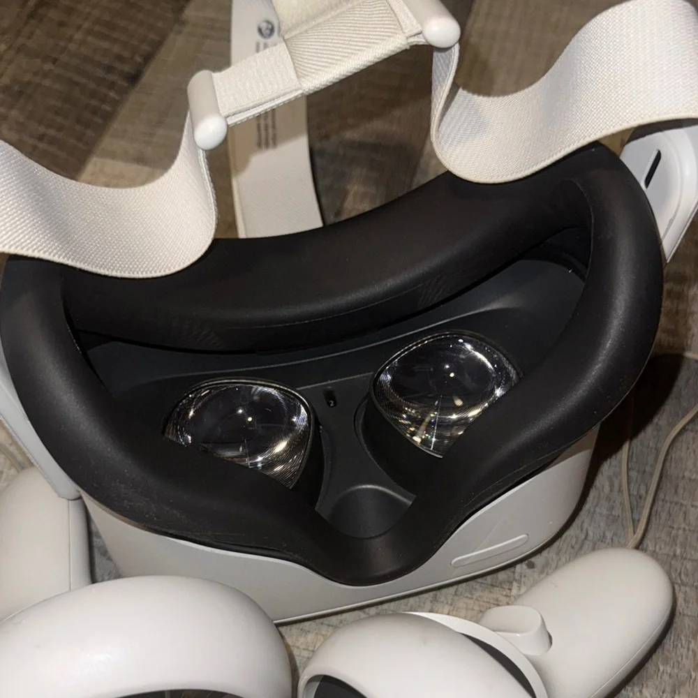 Oculus Quest 2 Standalone VR Headset White with Adjustable IPD